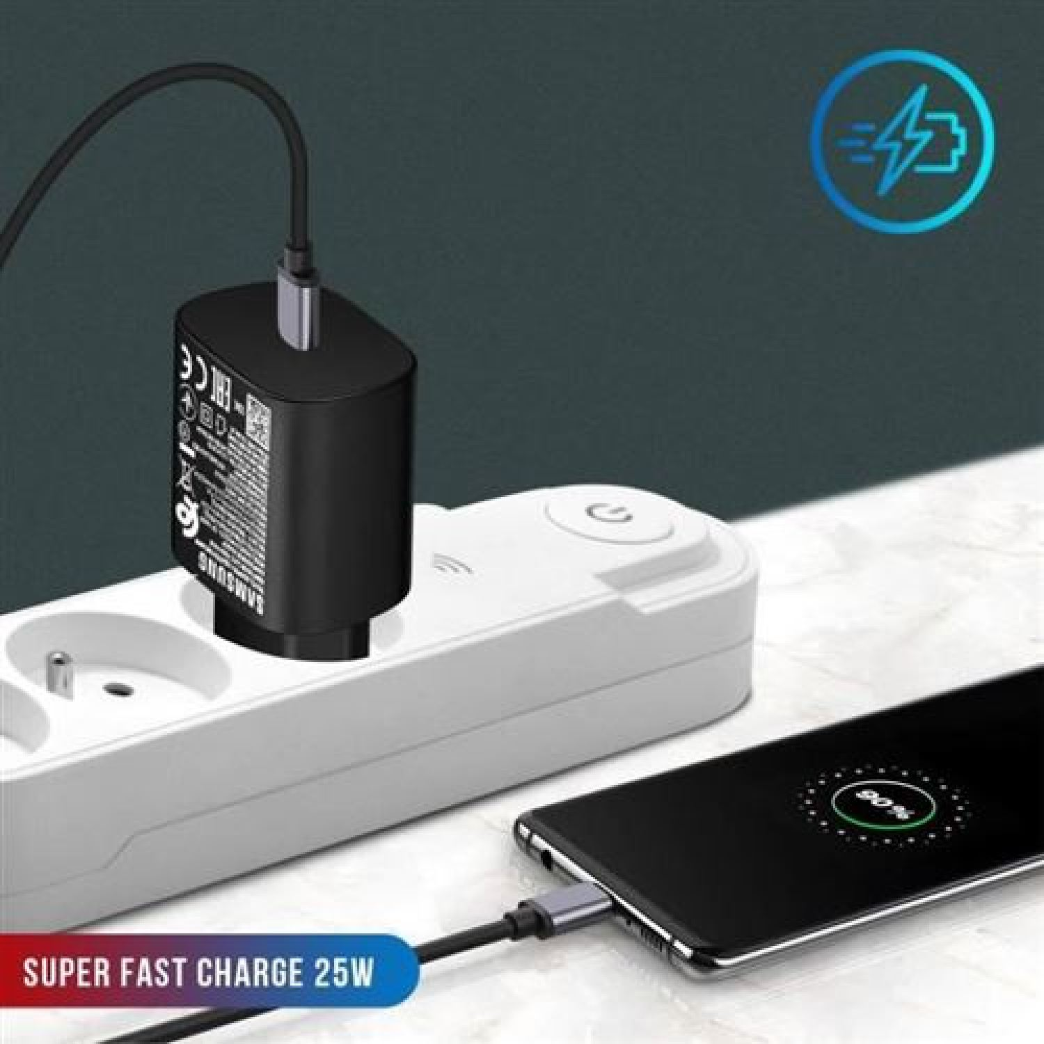 Ein schwarzes Samsung-Schnellladegerät steckt in einer weißen Steckdosenleiste; ein Smartphone lädt.