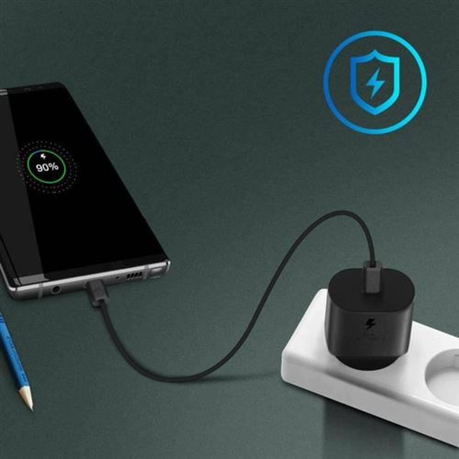 Ein Smartphone lädt über ein schwarzes USB-C-Kabel an einem weißen Wandstecker, im Hintergrund ein blaues Blitzsymbol.