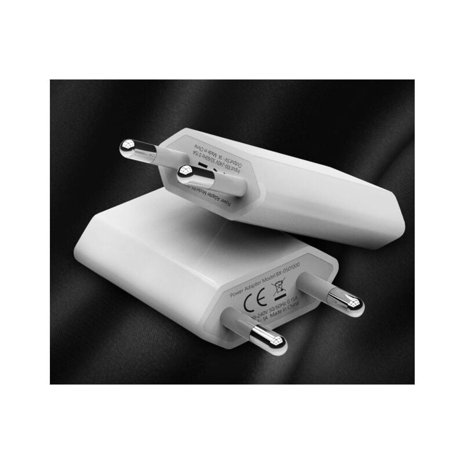 Zwei weiße USB-Netzteile mit EU-Stecker liegen auf einem schwarzen, glänzenden Stoff.