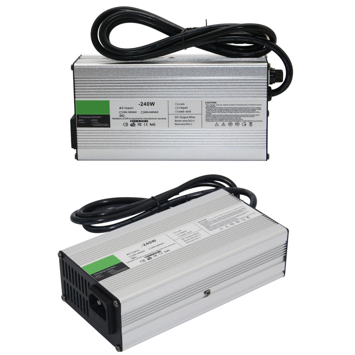 Zwei Ansichten eines silbernen 240W-Ladegeräts mit aufgerollten schwarzen Kabeln vor weißem Hintergrund.