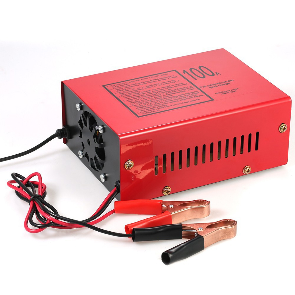 Ein rotes 100A-Batterieladegerät mit schwarzen Kabeln und Klemmen auf weißem Grund.