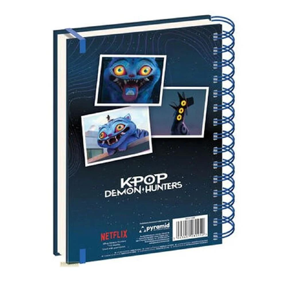 Ein blaues Spiralnotizbuch mit Kpop Demon Hunters Grafiken, Monsterfotos und Netflix-Branding.