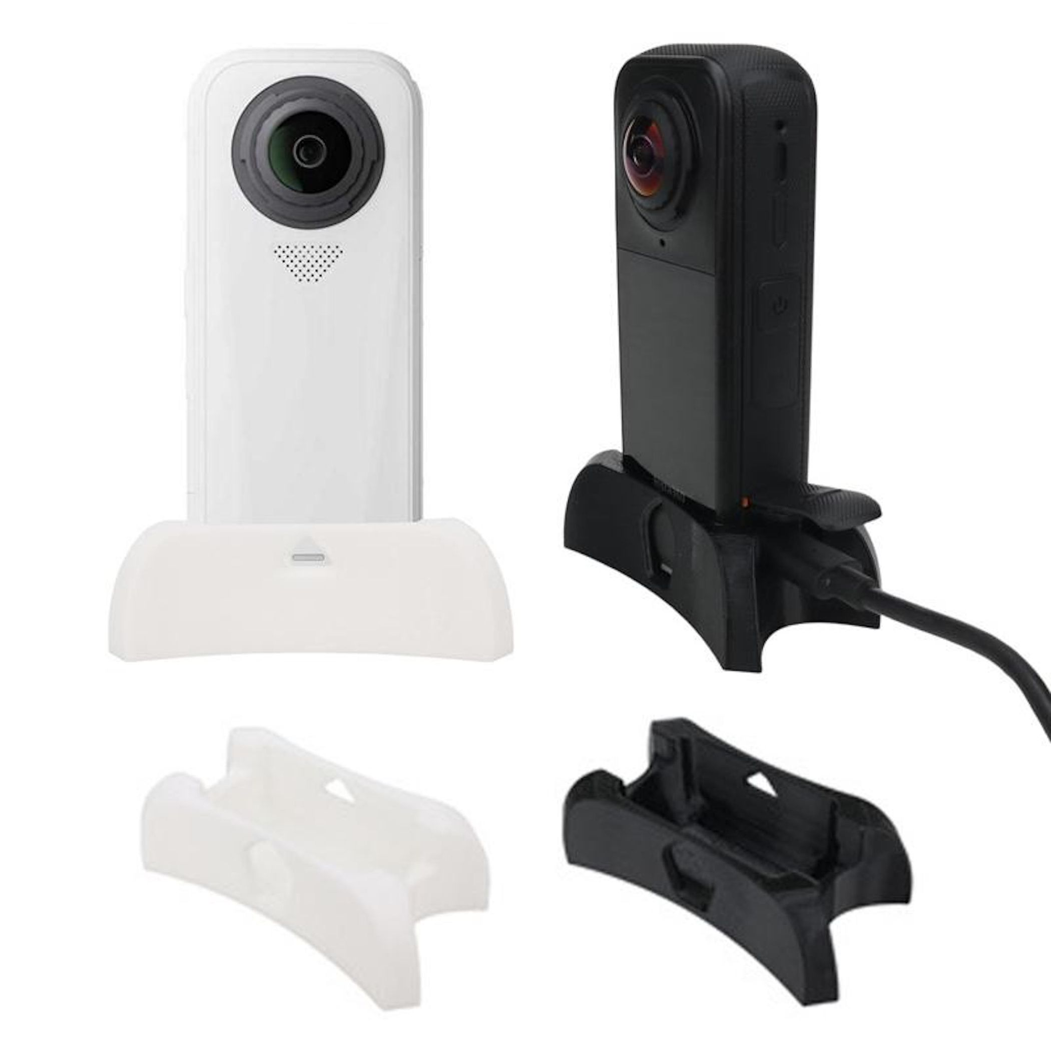 Weiße und schwarze 360-Grad-Kameras in Ladestationen vor weißem Hintergrund.