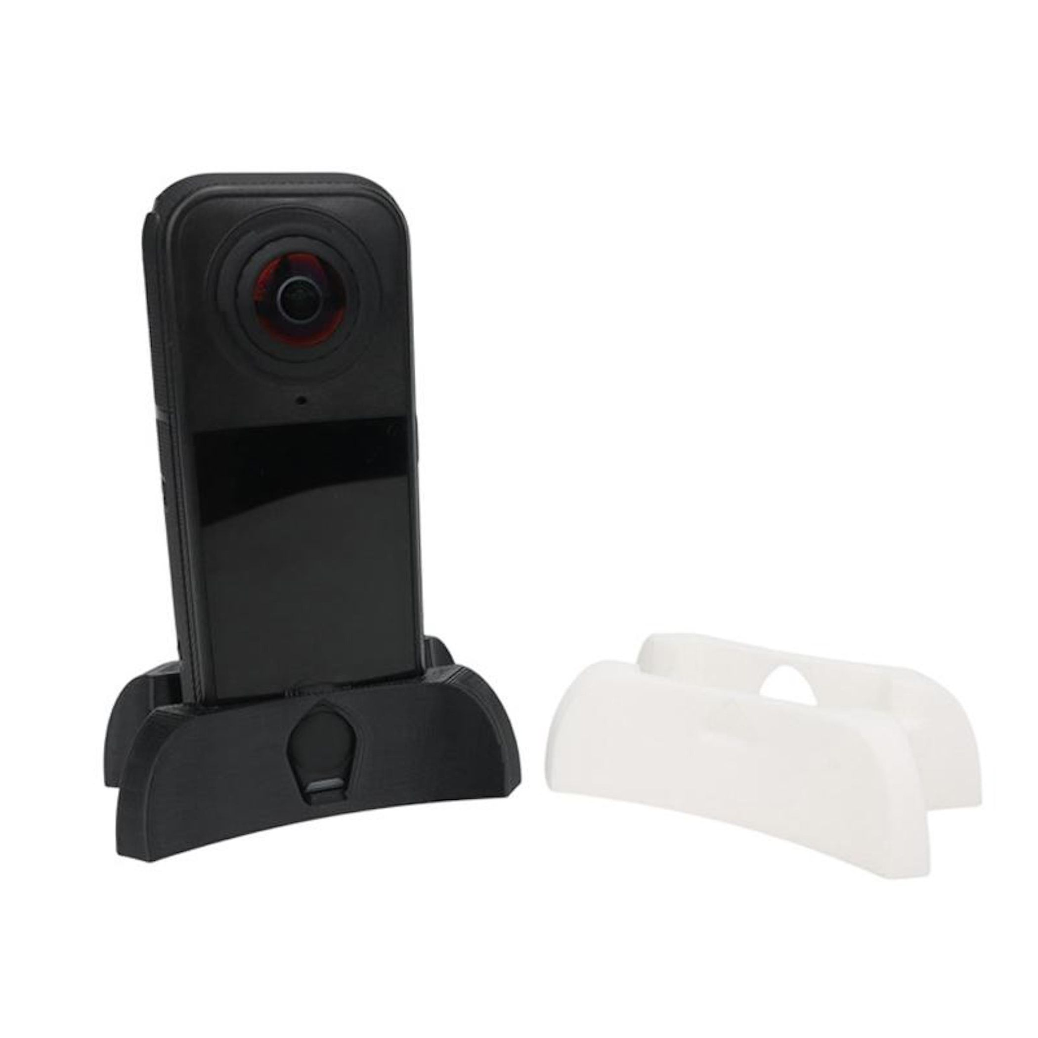 Schwarze 360-Grad-Kamera in einer schwarzen Halterung mit einem daneben liegenden weißen Halter.