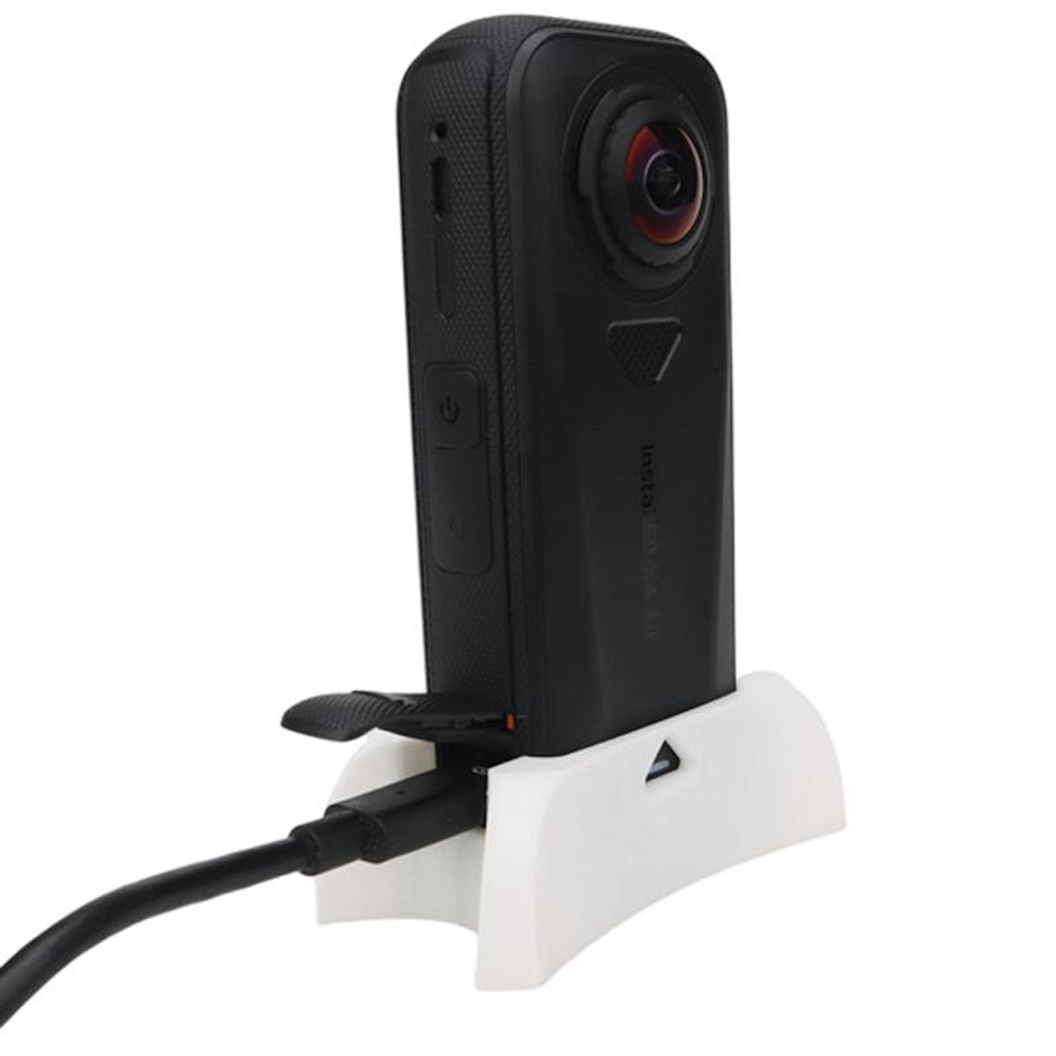 Eine schwarze 360-Grad-Kamera steht in einer weißen Halterung und ist mit einem schwarzen Kabel verbunden.