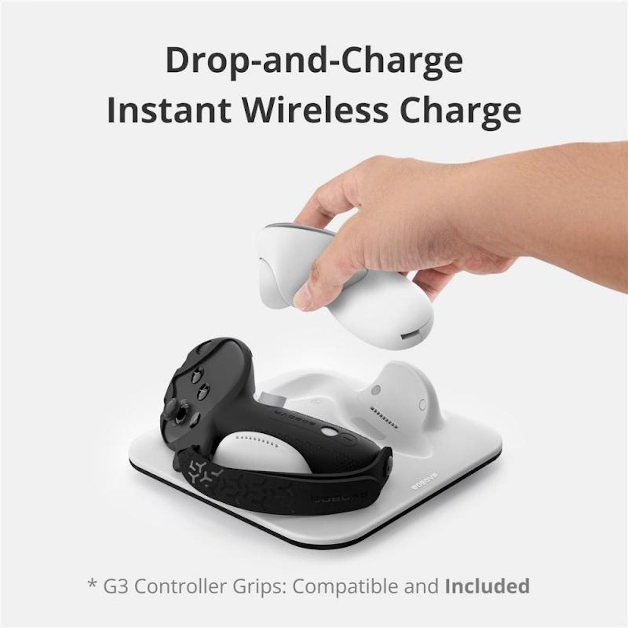 Eine Hand legt einen weißen VR-Controller auf eine kabellose Ladestation mit einem anderen schwarzen Controller.