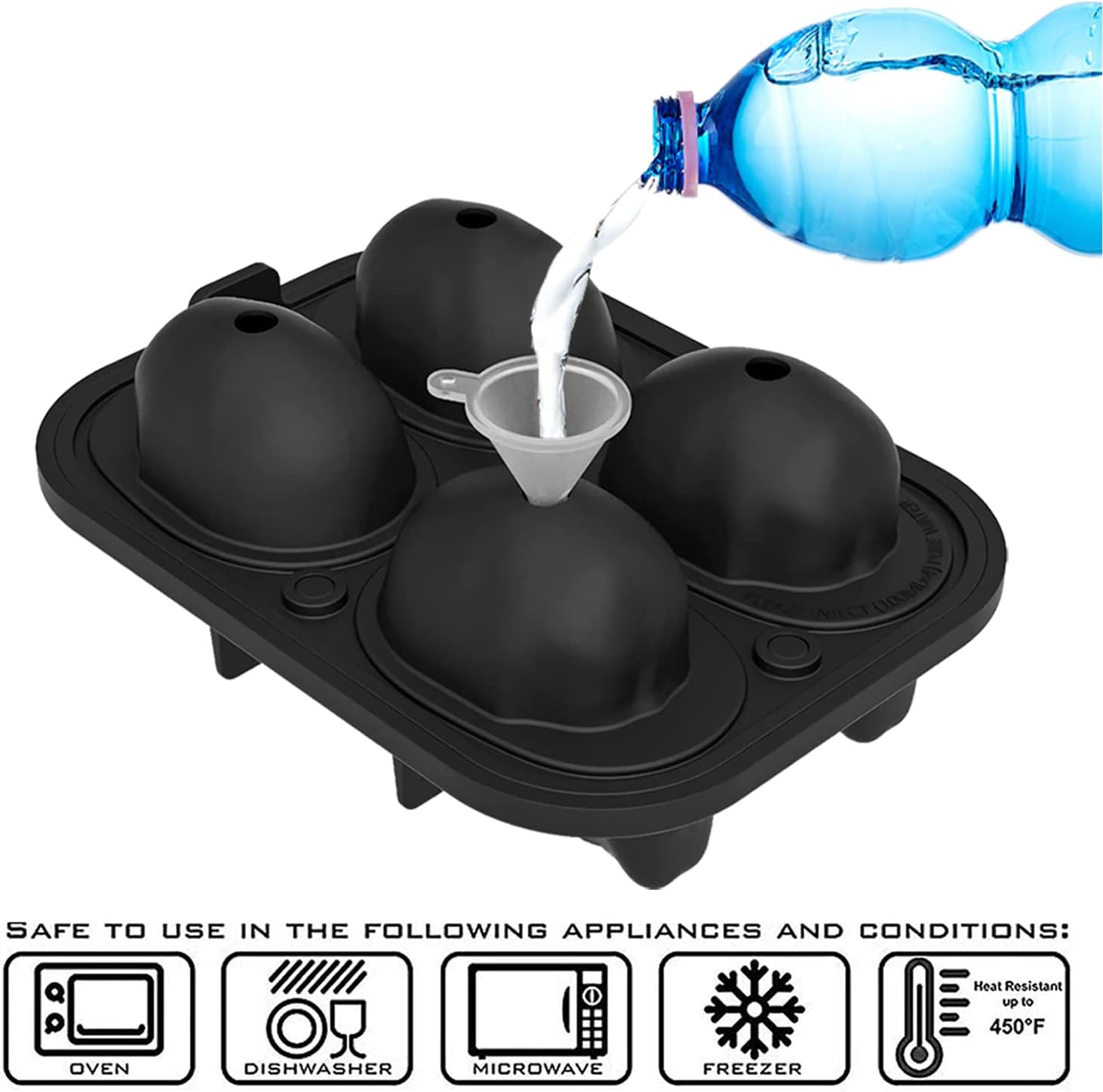 Wasser wird aus einer Flasche durch einen Trichter in eine schwarze Eiswürfelform gegossen.
