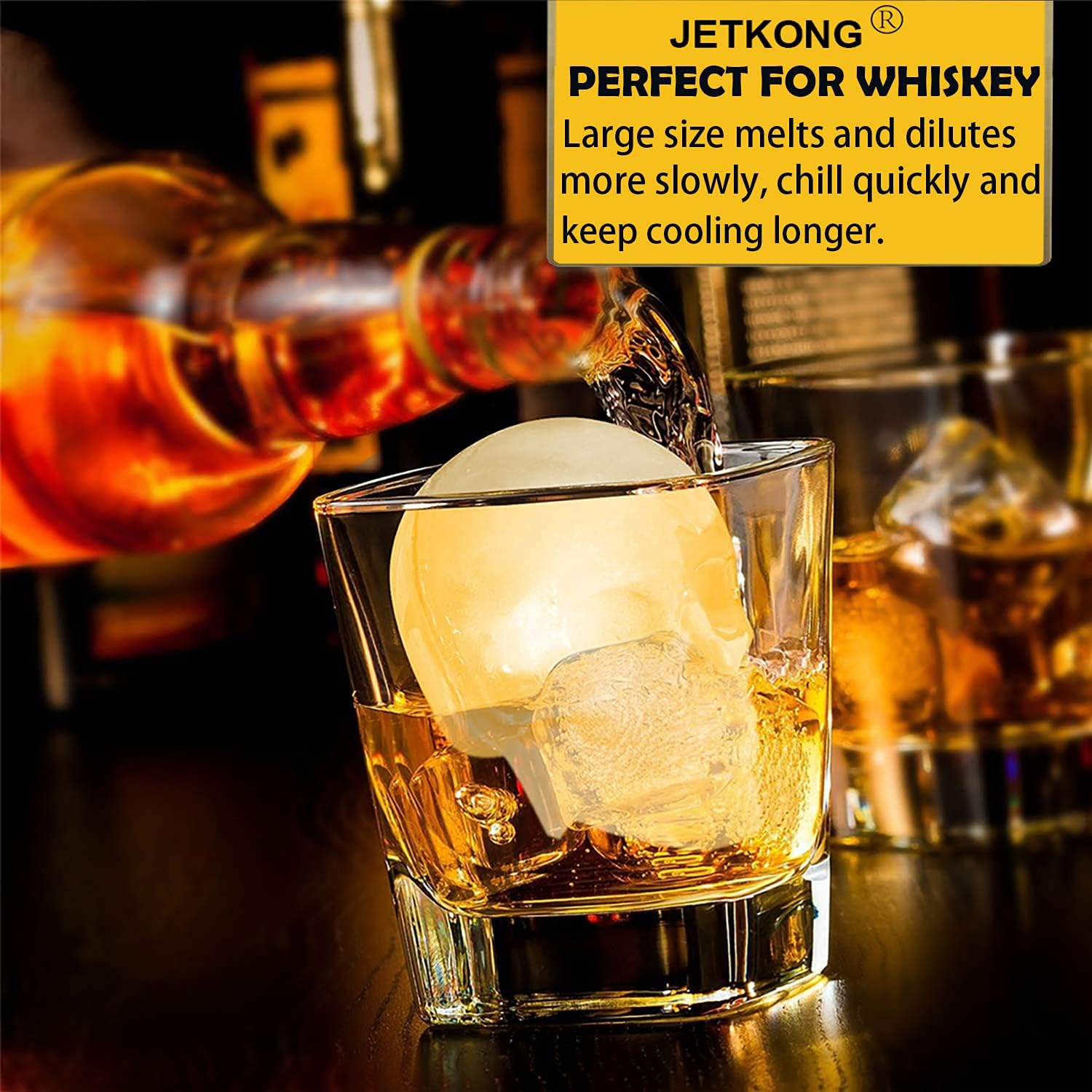 Whisky gießt in ein Glas mit einem großen schädelartigen Eiswürfel.