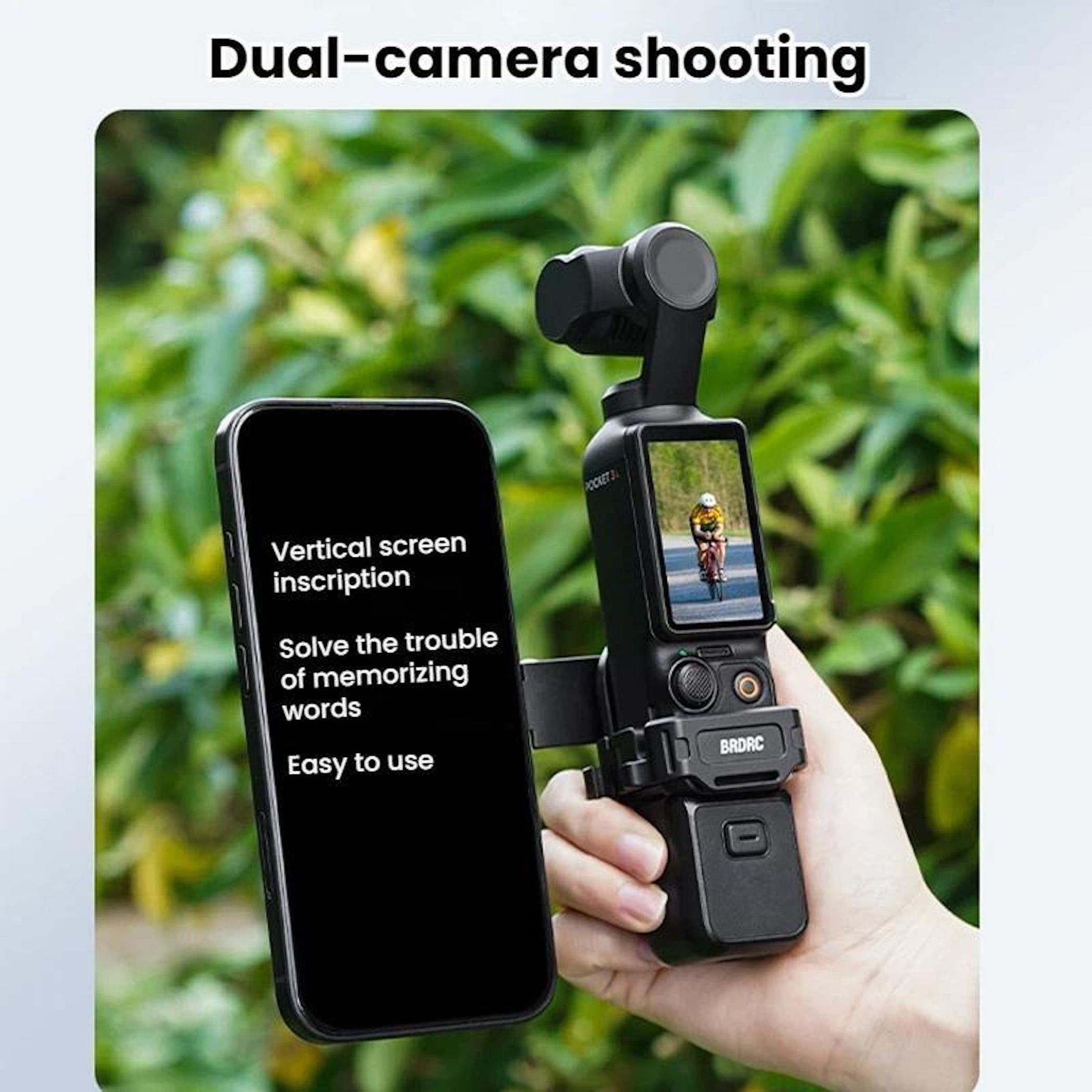 Eine Hand hält im Freien ein Smartphone neben einer kompakten Gimbal-Kamera, mit Werbetexten.