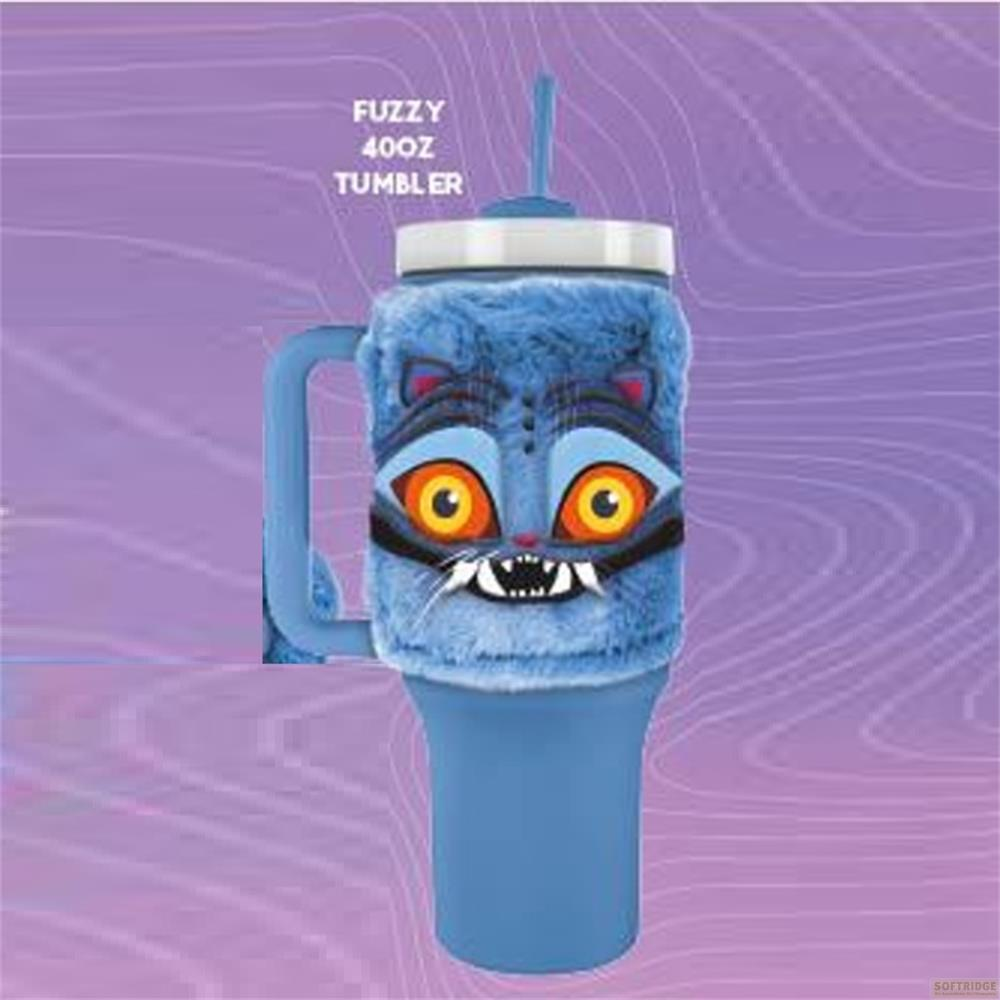 Ein blauer, flauschiger Becher mit Monstergesicht, Henkel und Strohhalm vor lila Hintergrund.