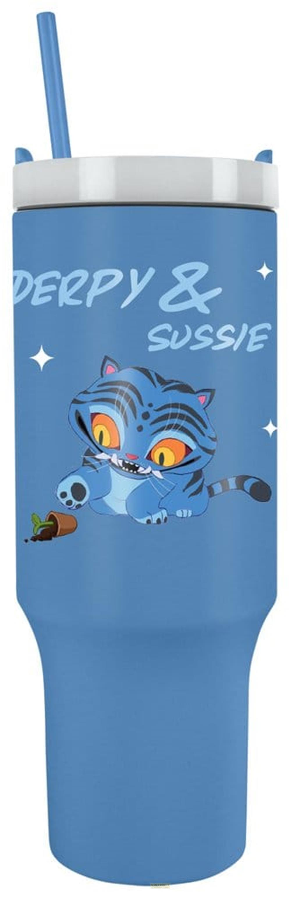 Ein blauer Becher mit Deckel und Strohhalm, verziert mit einer niedlichen blauen Tigerillustration und dem Text Derpy & Sussie.
