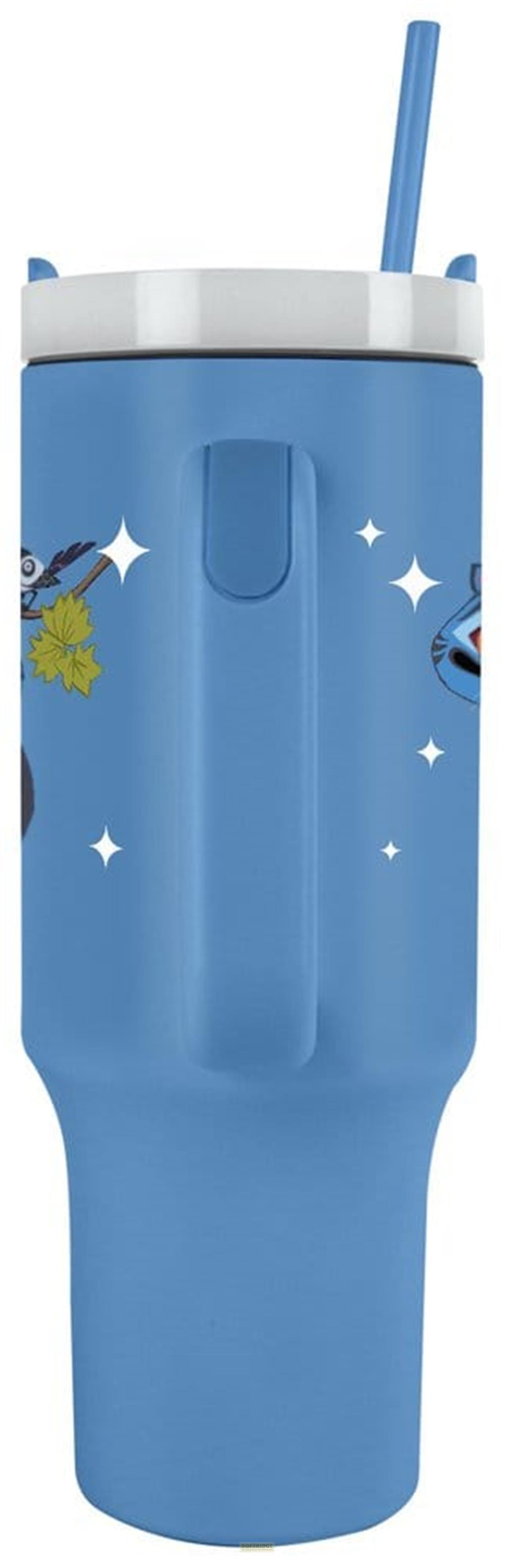 Ein blauer Becher mit Griff, weißem Deckel und blauem Strohhalm, verziert mit Sternen und kleinen Mustern.