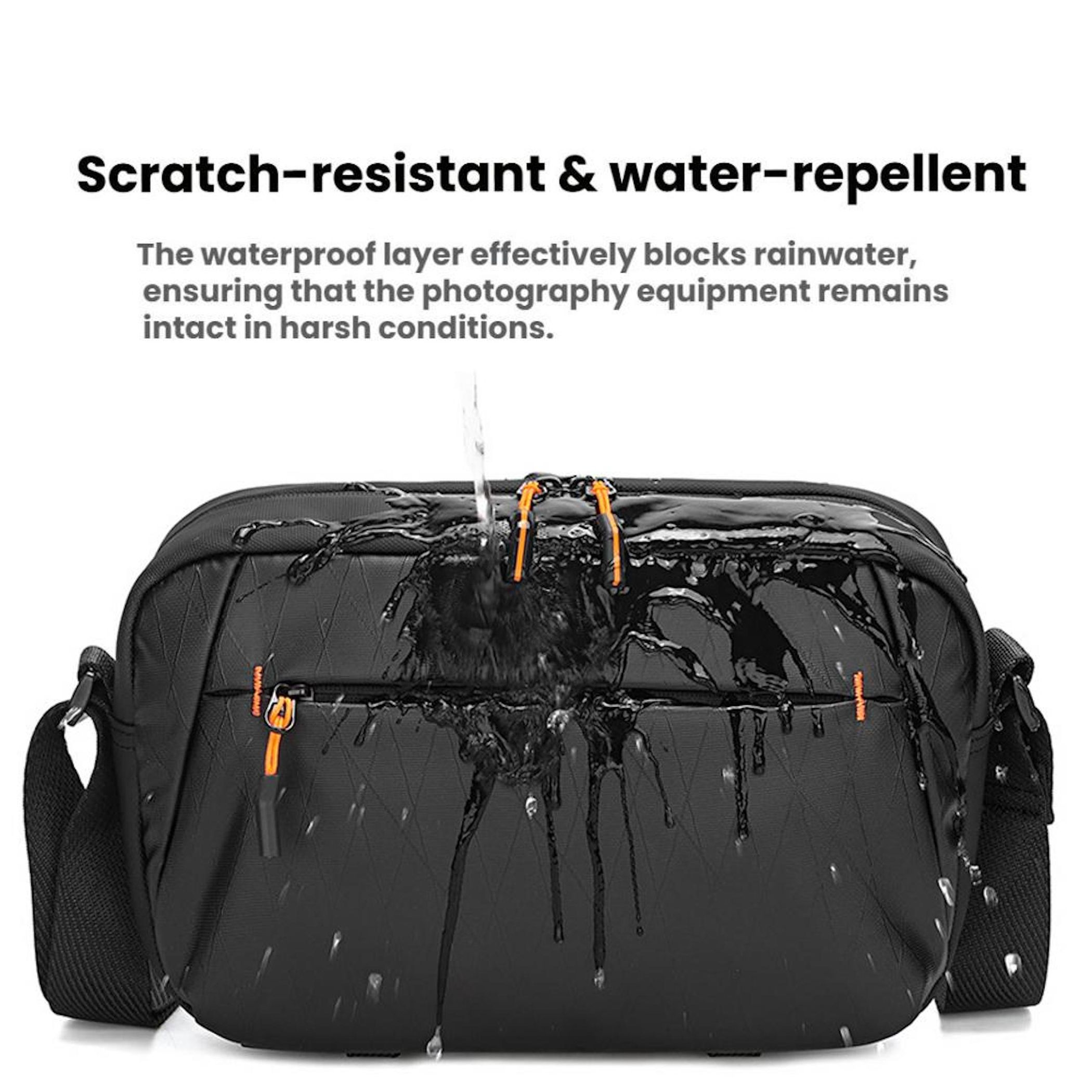 Eine schwarze, wasserdichte Kameratasche mit Wasserspritzern und orangen Reißverschluss-Akzenten.