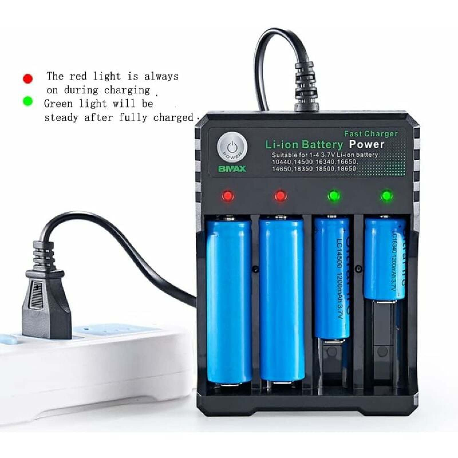 Ein schwarzes Li-Ionen-Ladegerät mit vier blauen Batterien, eingesteckt in eine weiße Steckdosenleiste.