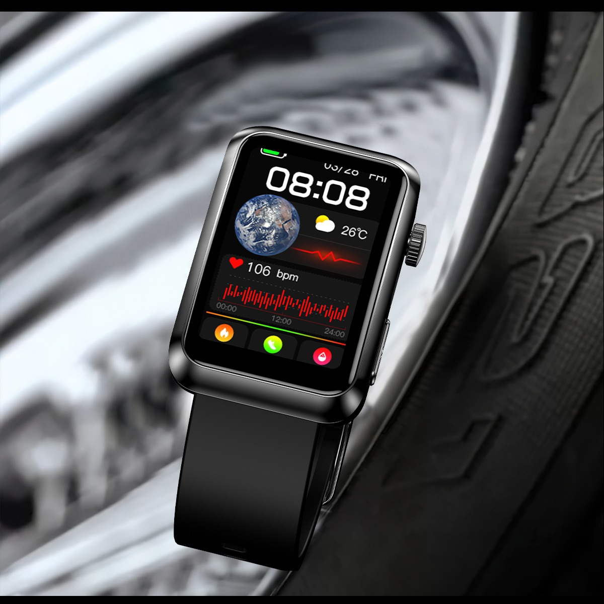 Eine schwarze Smartwatch mit einem Display, das die Uhrzeit, das Wetter und die Herzfrequenz anzeigt, vor einem Reifen.