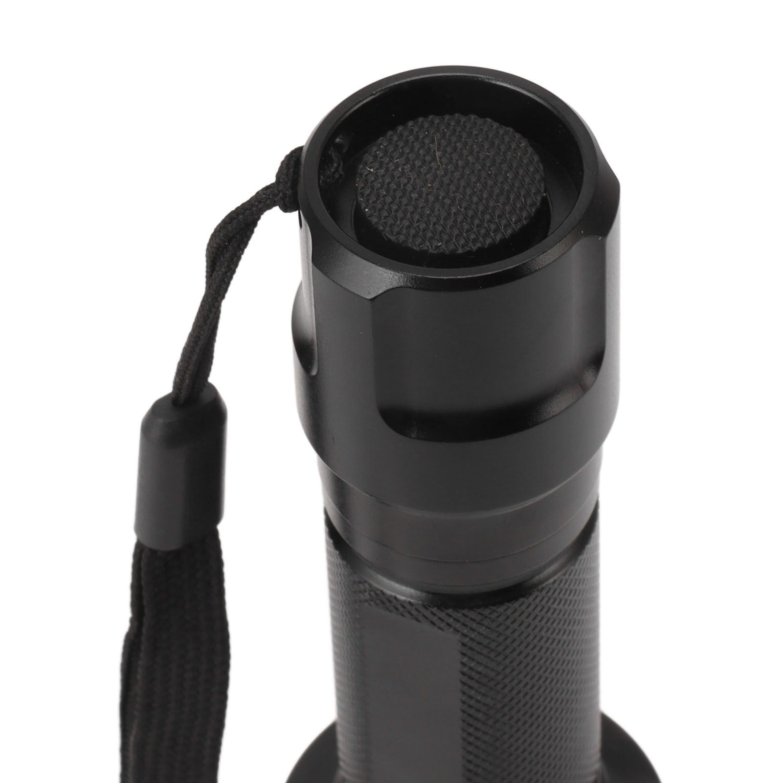 Nahaufnahme der Unterseite einer schwarzen Taschenlampe mit einem strukturierten Einschaltknopf und einer Trageschlaufe.