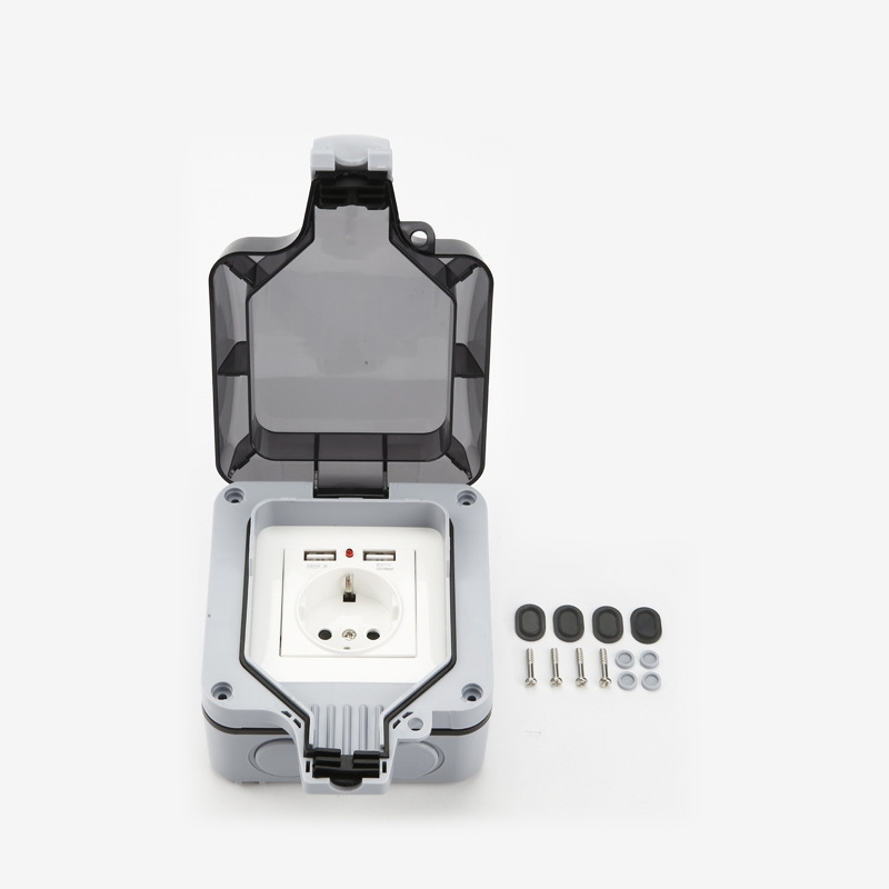 Wasserdichte Steckdose mit USB-Anschlüssen, aufklappbarem Deckel, Schrauben und Gummidichtungen auf weißem Hintergrund.