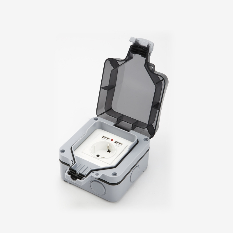 Wetterfeste graue Außensteckdose mit geöffnetem transparentem Schutzdeckel und zwei USB-Anschlüssen.