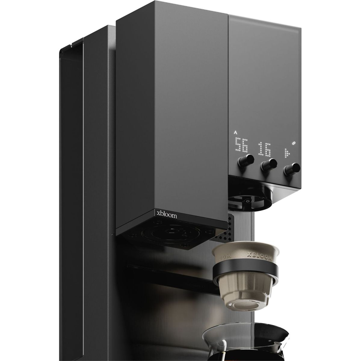 Eine elegante schwarze xBloom-Kaffeemaschine mit digitalem Display brüht Kaffee in eine Glaskaraffe.