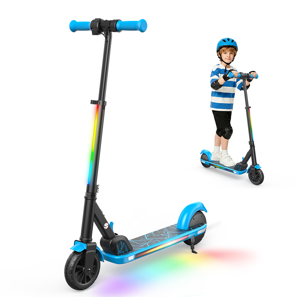 Un bambino con casco e protezioni guida un monopattino LED blu e nero su sfondo bianco.