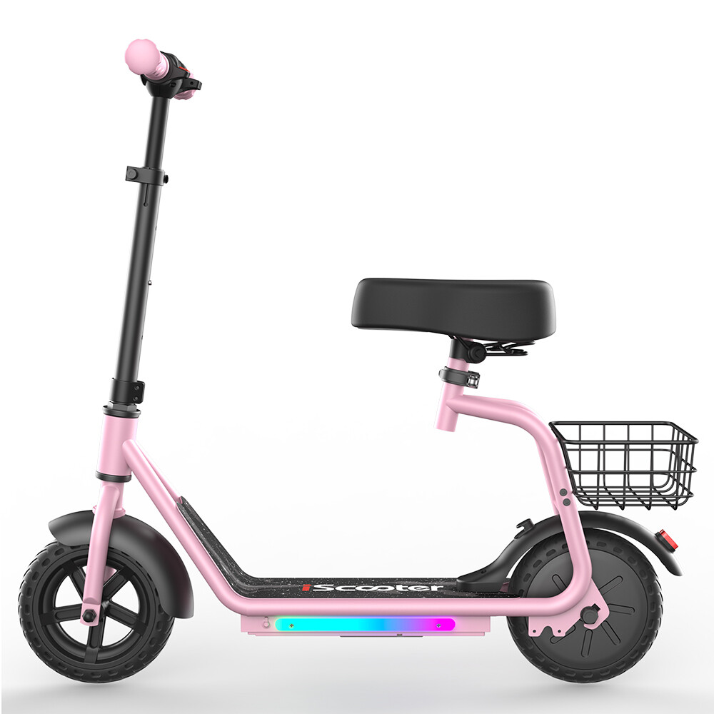 Un monopattino per bambini rosa e nero con sedile, cestino e luci laterali su sfondo bianco.