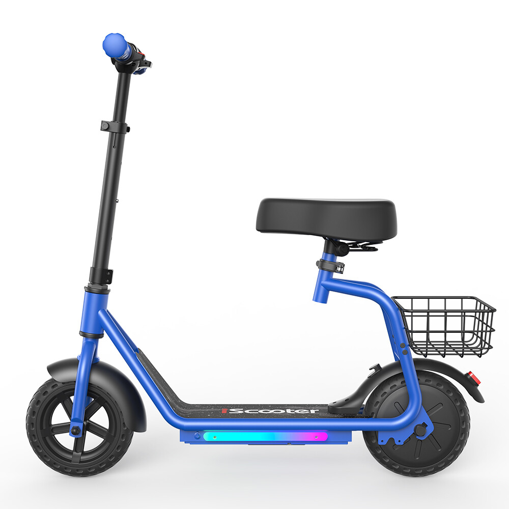 Un monopattino elettrico blu con sedile nero, manubrio e cestino in filo metallico sul retro su sfondo bianco.