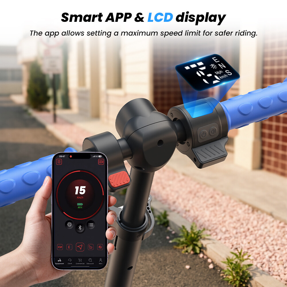 Manubrio di un monopattino elettrico con manopole blu e display LCD, abbinato a un'app mobile che mostra la velocità.