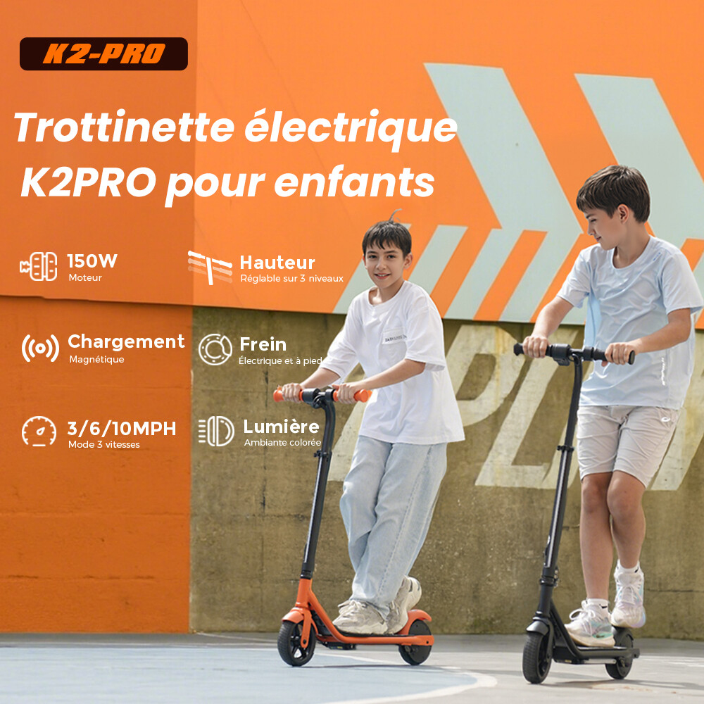 Due bambini guidano monopattini elettrici davanti a un muro arancione e grigio con dettagli.