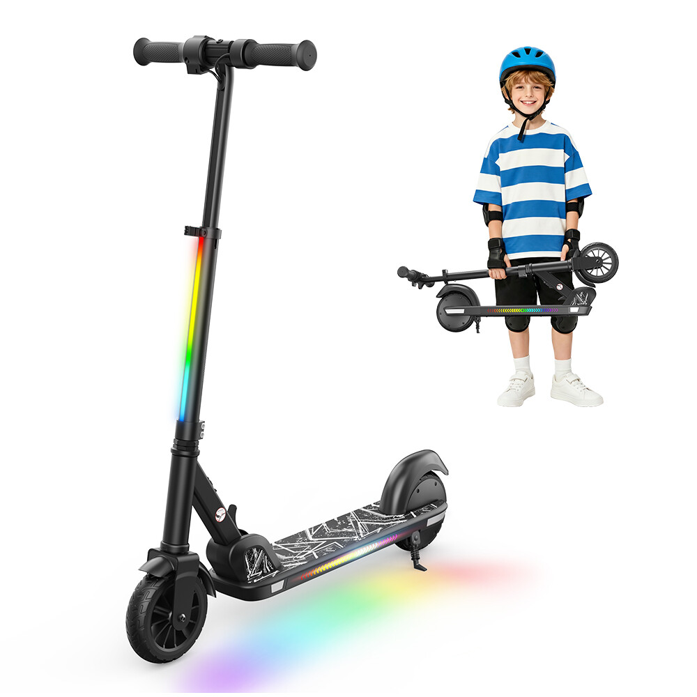 Un bambino con casco tiene in mano un monopattino elettrico piegato. Davanti c'è un monopattino aperto con luci colorate.