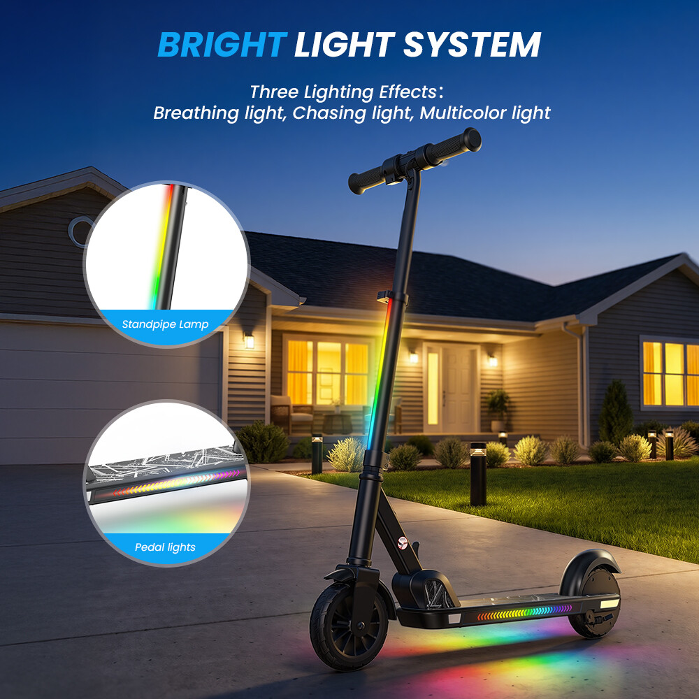 Un monopattino elettrico nero con luci LED colorate si trova su un vialetto davanti a una casa illuminata di notte.
