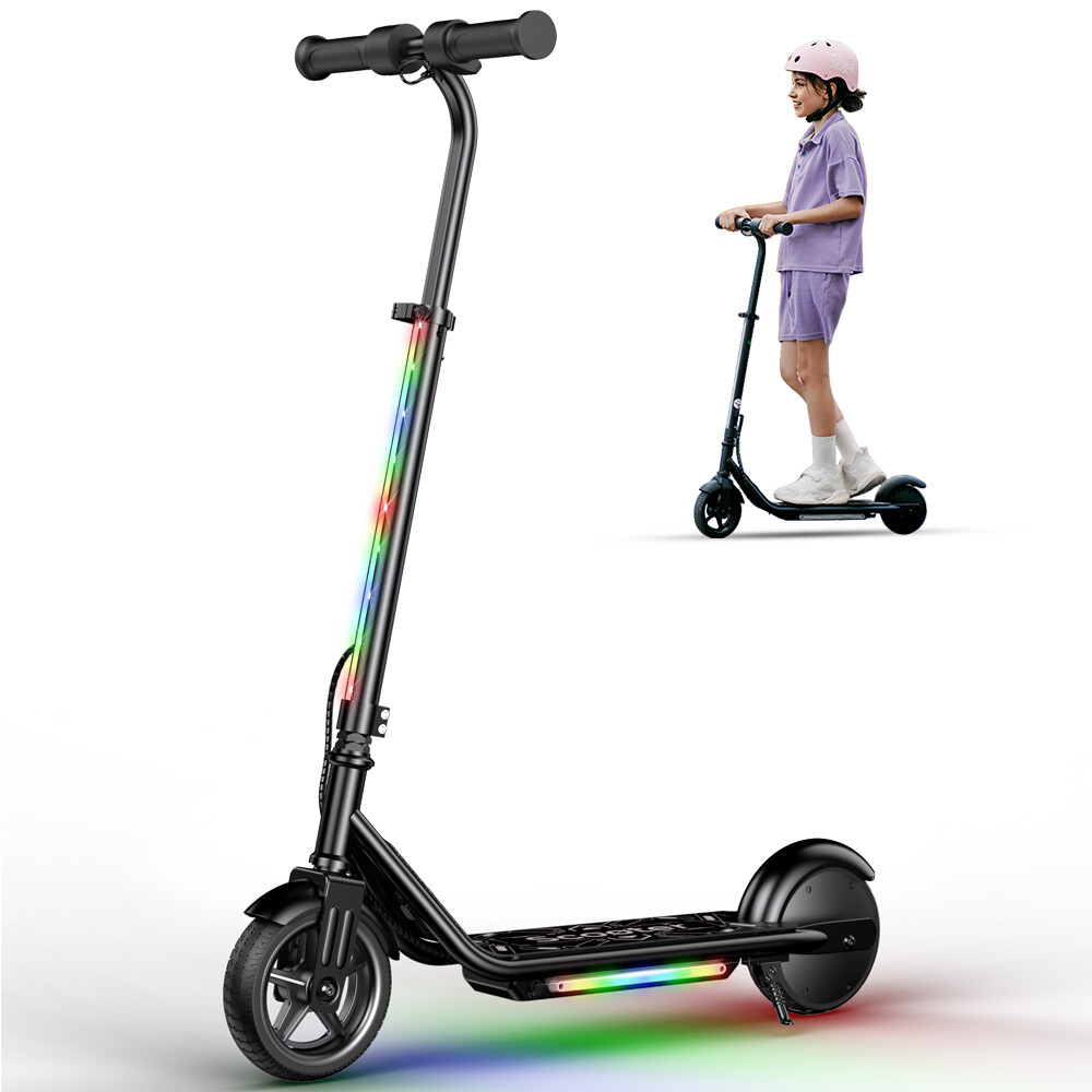 Un monopattino elettrico nero per bambini con LED colorati, con un bambino con casco sullo sfondo.