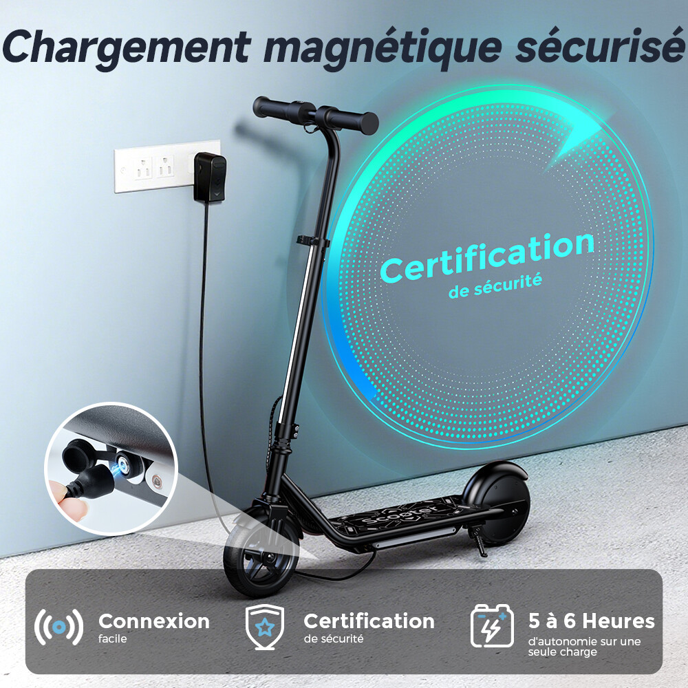 Monopattino elettrico nero collegato a una presa a muro con certificazione.