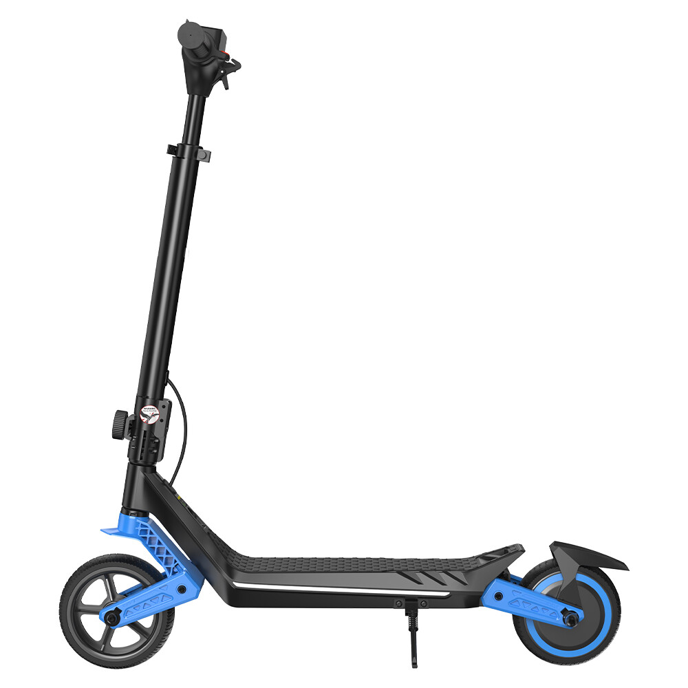 Un monopattino elettrico nero e blu si trova di lato su sfondo bianco, con cavalletto e ruote grandi.