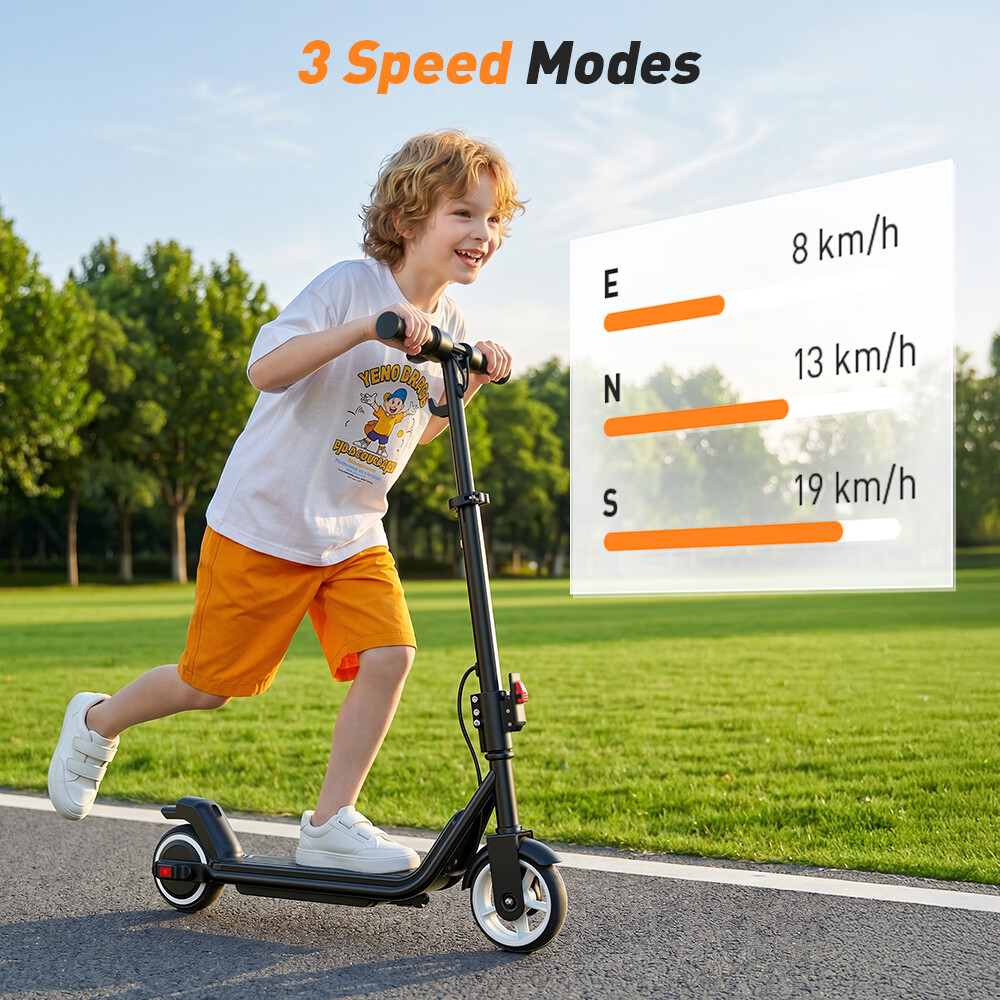 Un bambino biondo sorridente guida un monopattino nero in un parco, con testo su tre modalità di velocità.