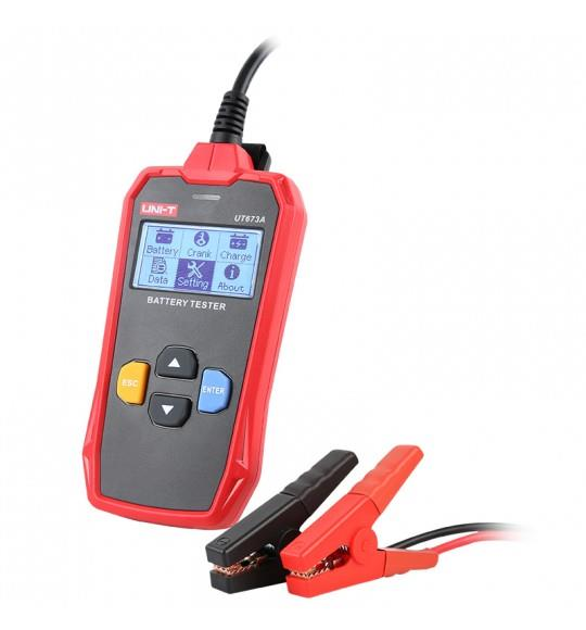 Beyaz arka planda LCD ekranlı ve kırmızı ve siyah kıskaçlı kırmızı ve siyah UNI-T UT673A akü test cihazı.