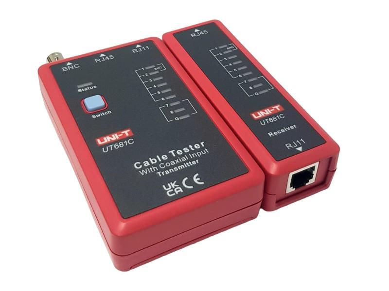 Beyaz arka planda verici ve alıcıya sahip kırmızı UT681C kablo test cihazı.