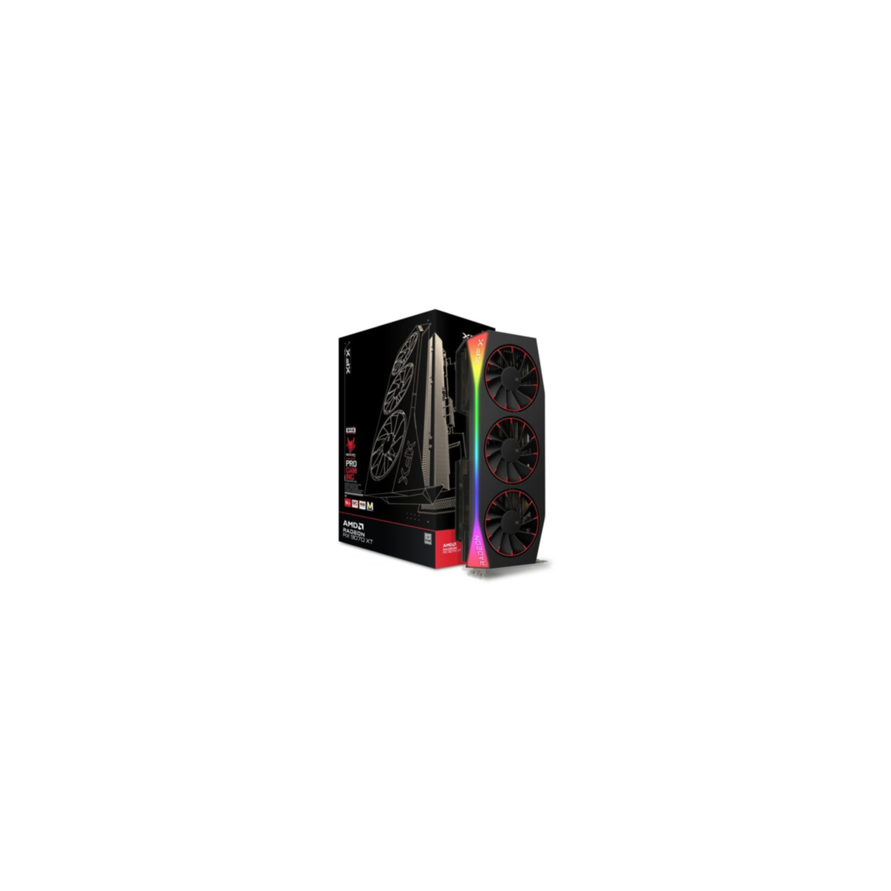 Una scheda grafica XFX nera con tre ventole si trova davanti alla scatola del prodotto su sfondo bianco.