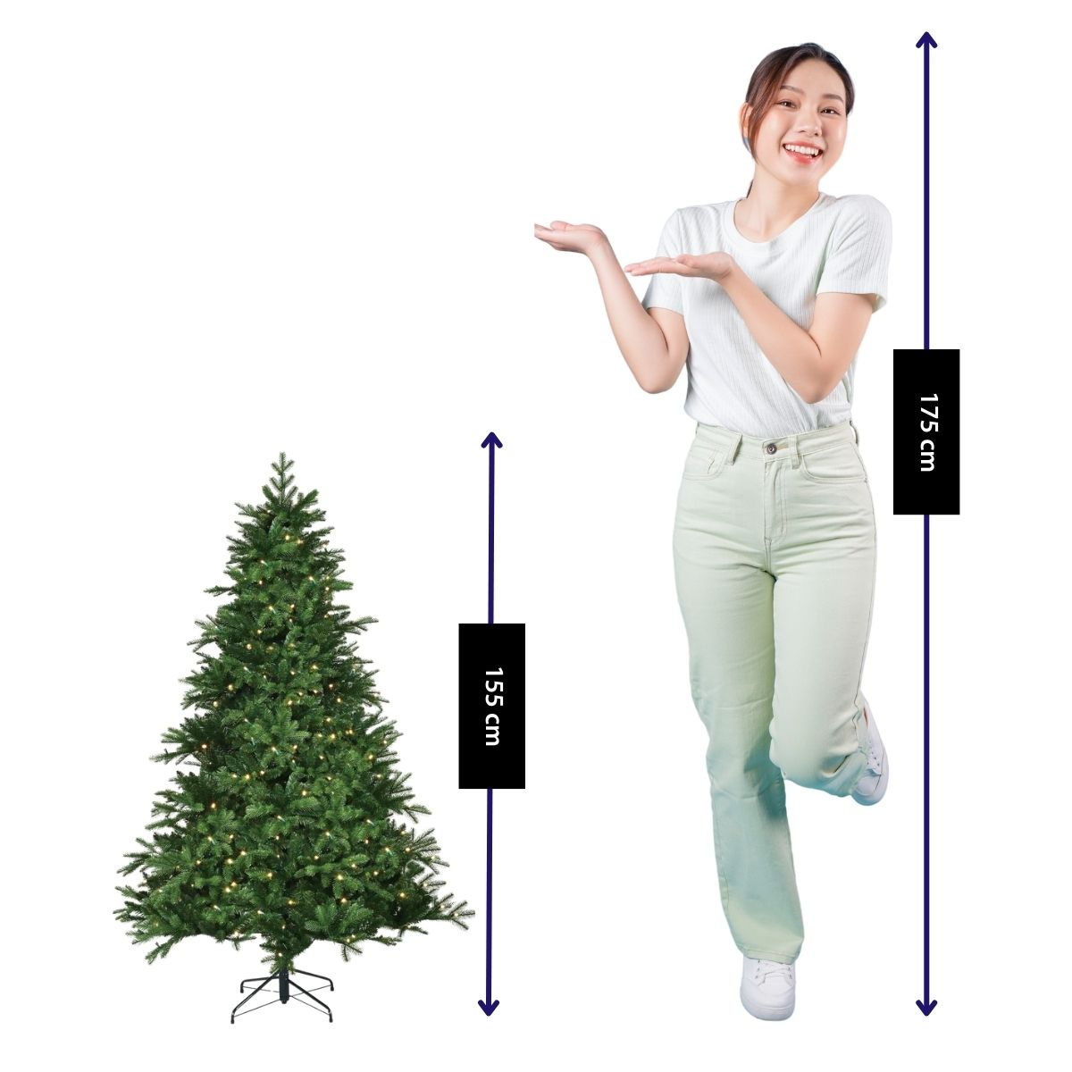 Een vrouw wijst naar een verlichte kerstboom van 155 cm naast haar lengte van 175 cm.
