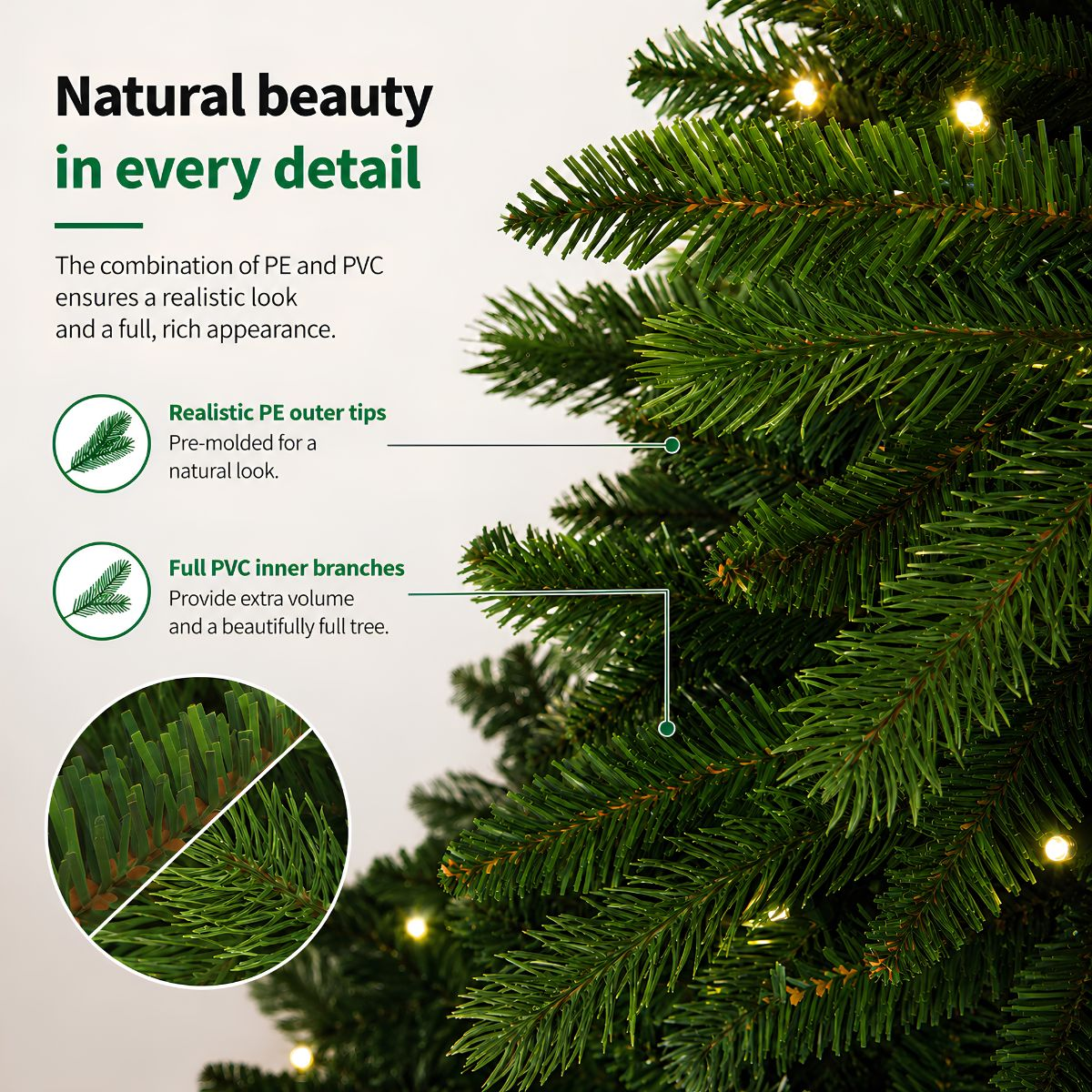 Close-up van een kunstkerstboom met PE-uiteinden en PVC-takken, verlicht door warme lampjes.