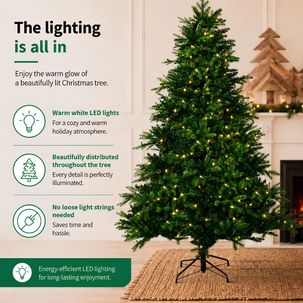 Een versierde kerstboom met warme led-lampjes binnen, met informatieve tekst aan de linkerkant.