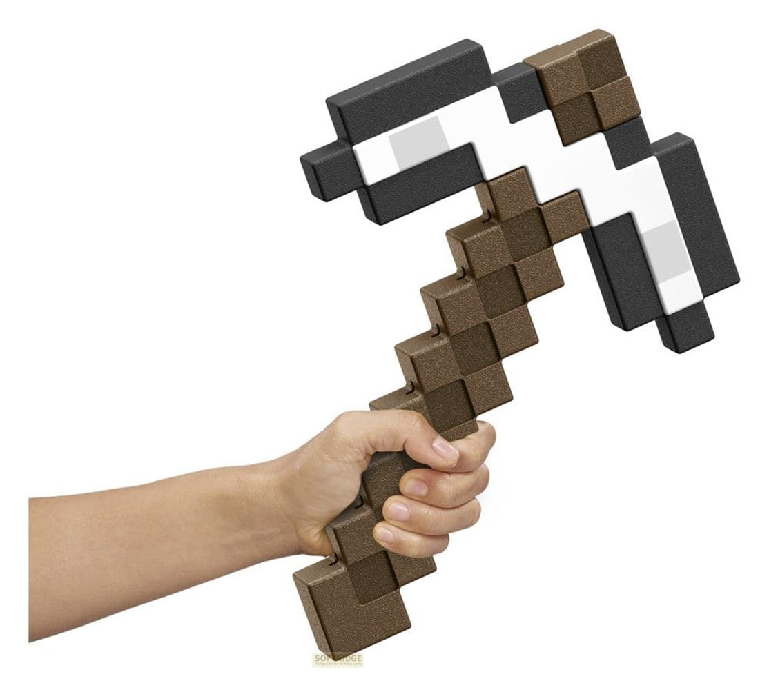 Eine Hand hält eine pixelige Spielzeug-Spitzhacke aus Minecraft auf weißem Hintergrund.