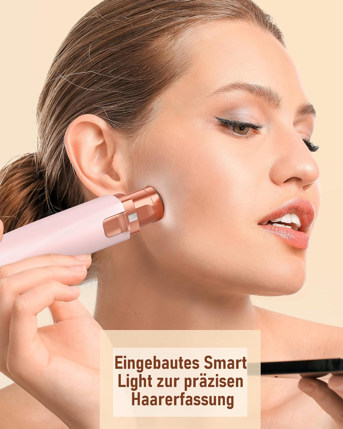 Eine Frau verwendet einen rosa-goldenen GesichtsEnthaarer mit integriertem Licht auf ihrer Wange.