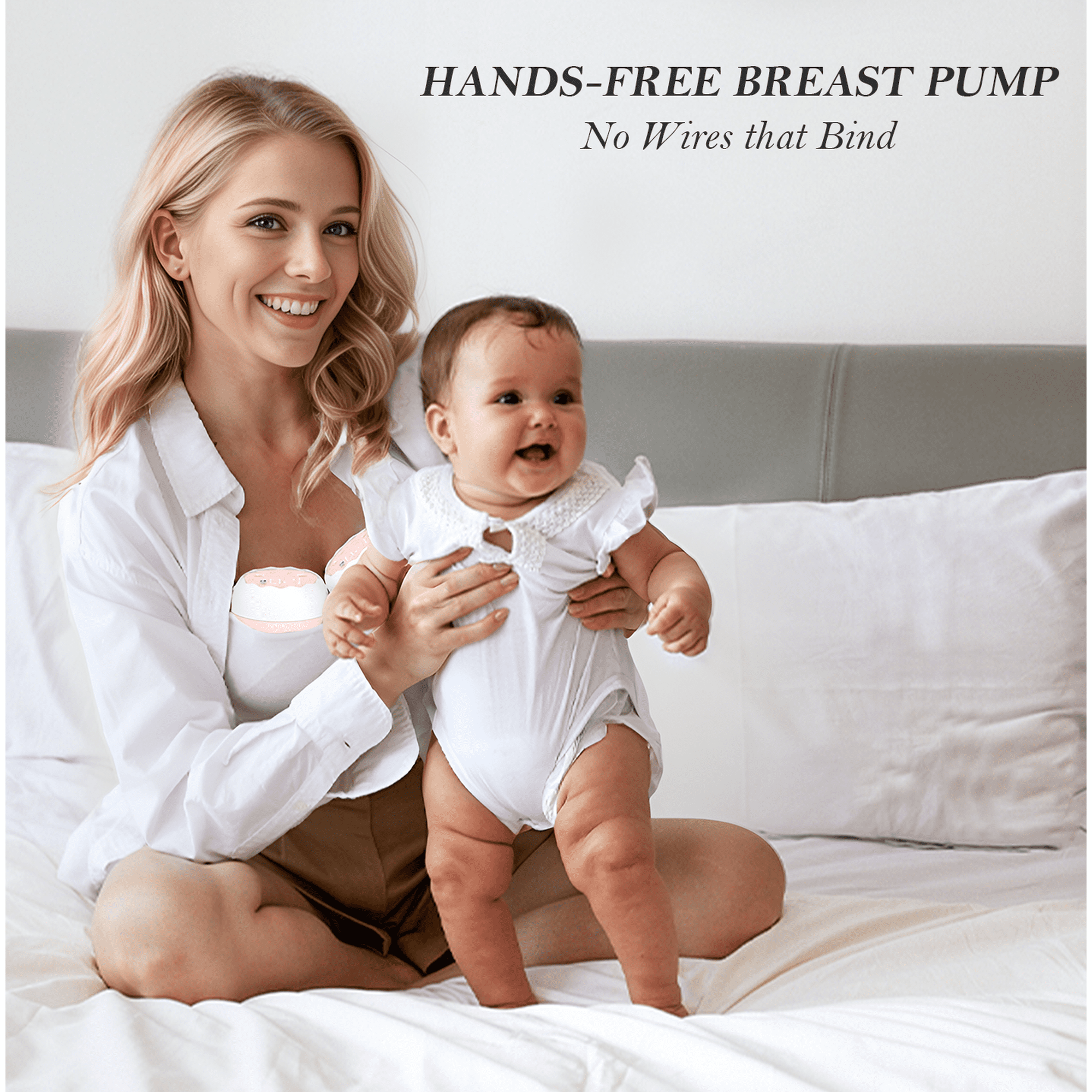 Eine lächelnde blonde Mutter hält ihr glückliches Baby in einem weißen Bett, Werbung für eine Milchpumpe.