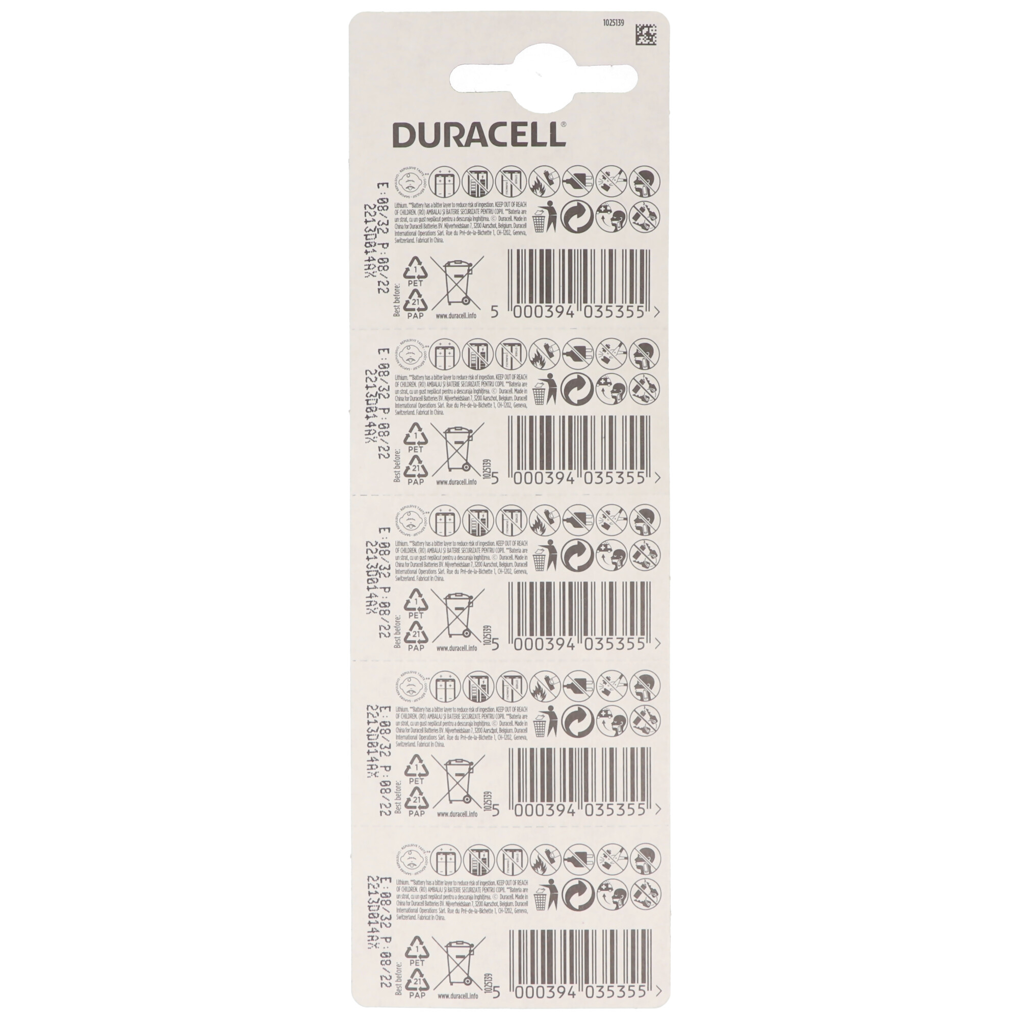 Rückseite einer weißen Duracell-Batterieverpackung mit Barcodes, Warnsymbolen und Recycling-Hinweisen.