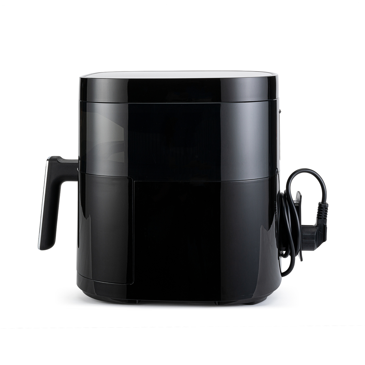 Eine schwarze Heißluftfritteuse mit Griff und aufgerolltem Netzkabel auf weißem Hintergrund.