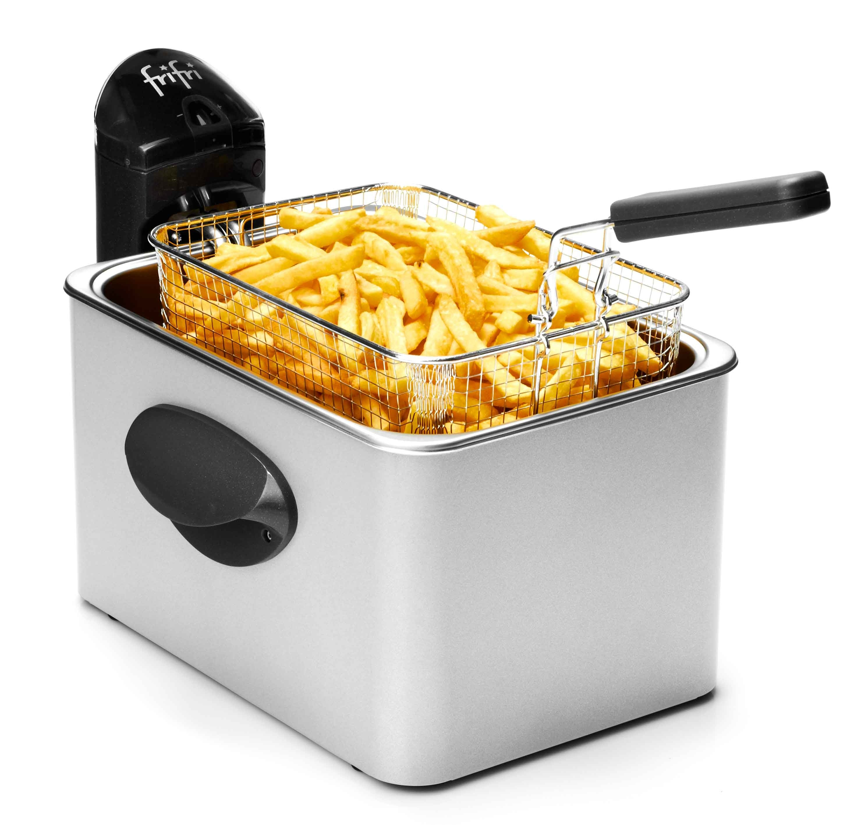 Friggitrice in acciaio inossidabile con cestello pieno di patatine fritte dorate su sfondo bianco.