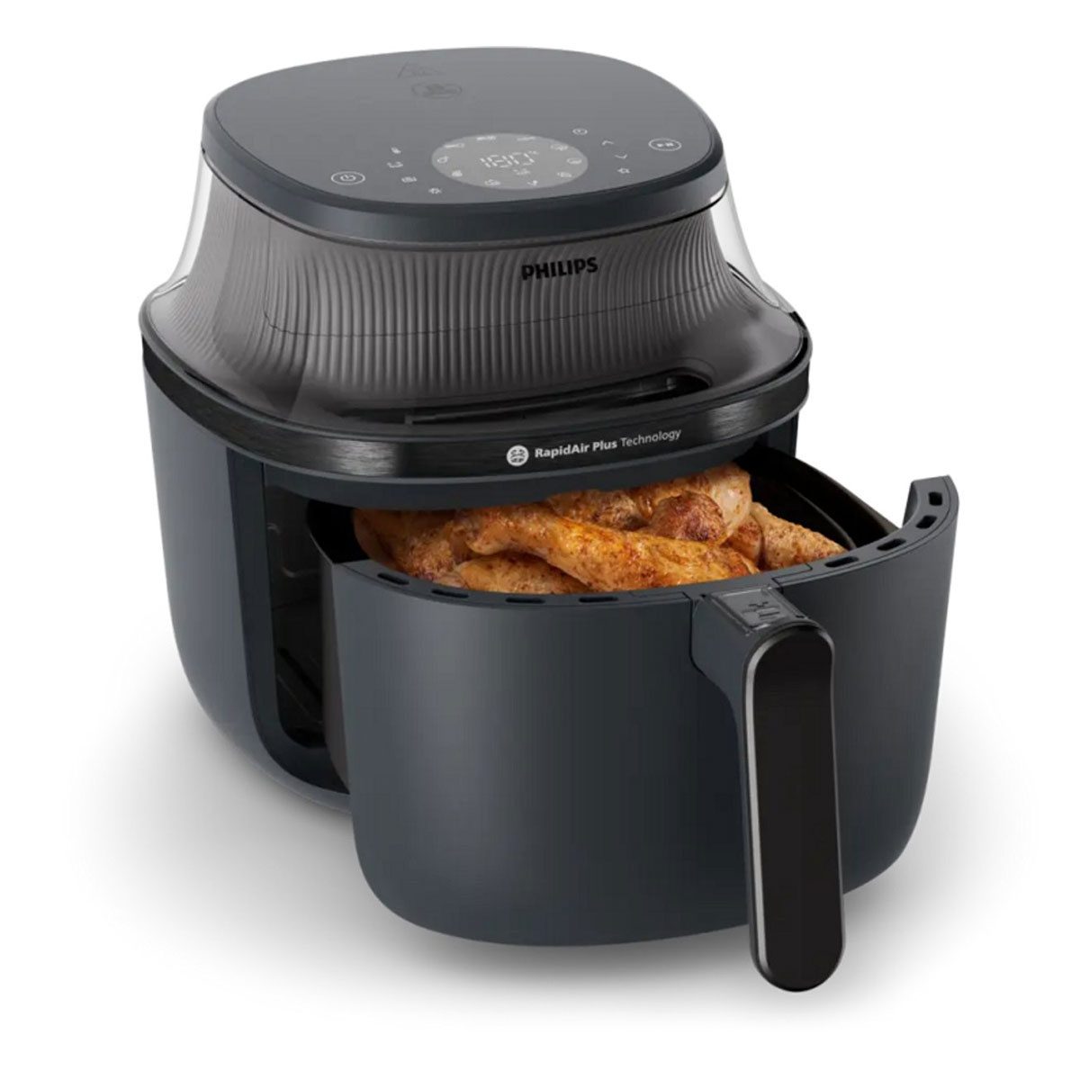 Una friggitrice ad aria Philips nera con cestello aperto pieno di cosce di pollo su sfondo bianco.