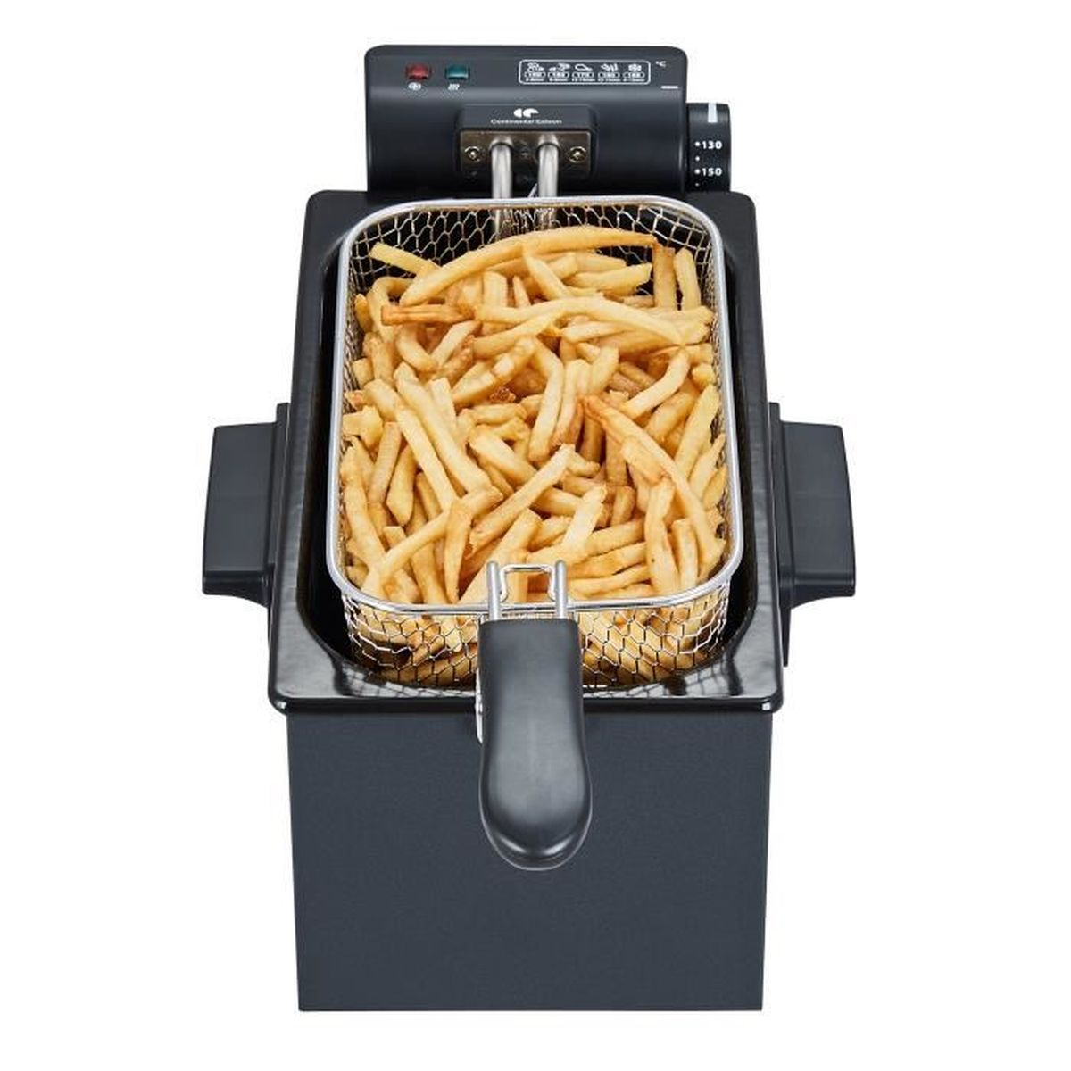 Una friggitrice nera riempita con un cestello di patatine fritte dorate su uno sfondo bianco.
