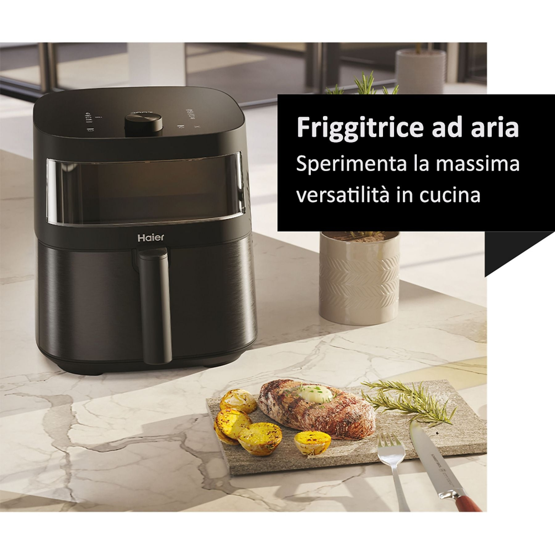 Friggitrice ad aria Haier nera su piano in marmo bianco accanto a bistecca e patate.