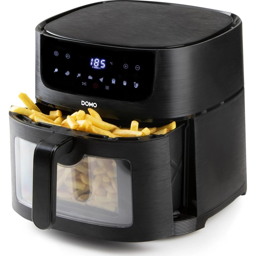 Une friteuse sans huile Domo noire avec écran numérique et tiroir rempli de frites.
